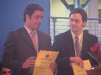 En su titulación, junto a su hermano Alejandro, reportero de Chilevisión Noticias.