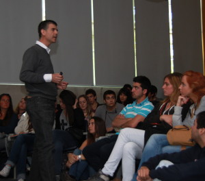 Foto Sergio Gamboa con alumnos