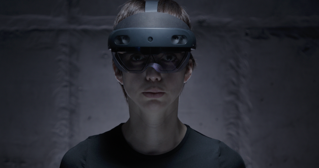 Protagonista "El Claro" con lentes de realidad virtual