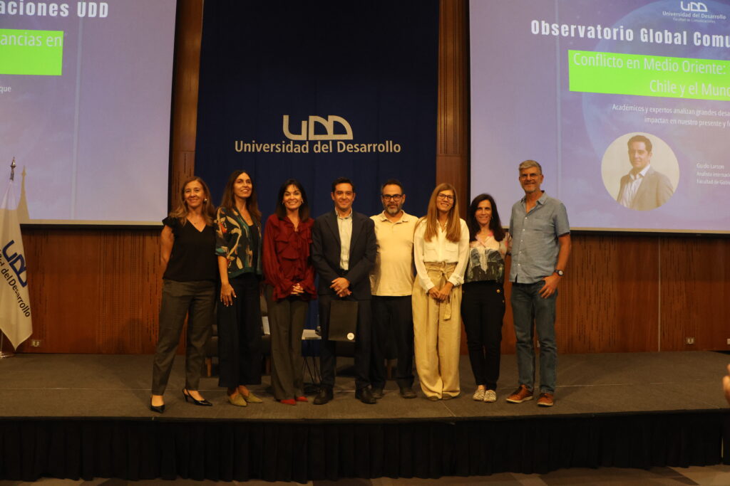 Autoridades facultad de comunicaciones UDD junto a Guido Larson