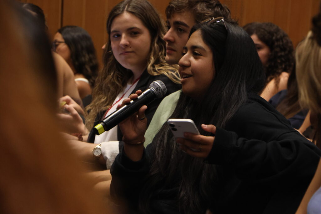 Alumna preguntando a Guido Larson en Charla UDD