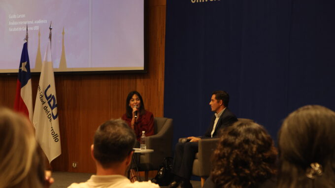 Guido larson en charla sobre conflicto en medio oriente UDD