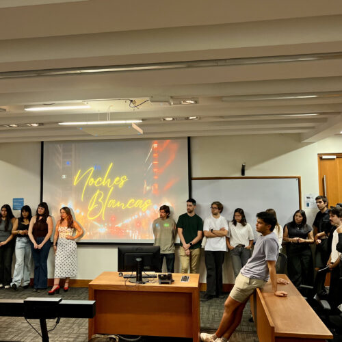 Equipo técnico "Noches blancas" presentando pitch