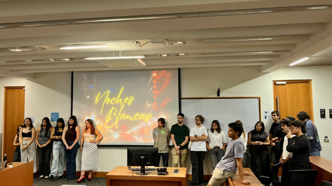 Equipo técnico "Noches blancas" presentando pitch