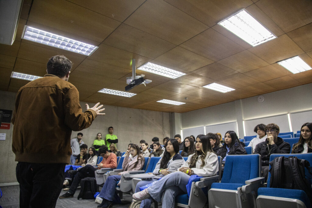 profesor hablando con alumnos