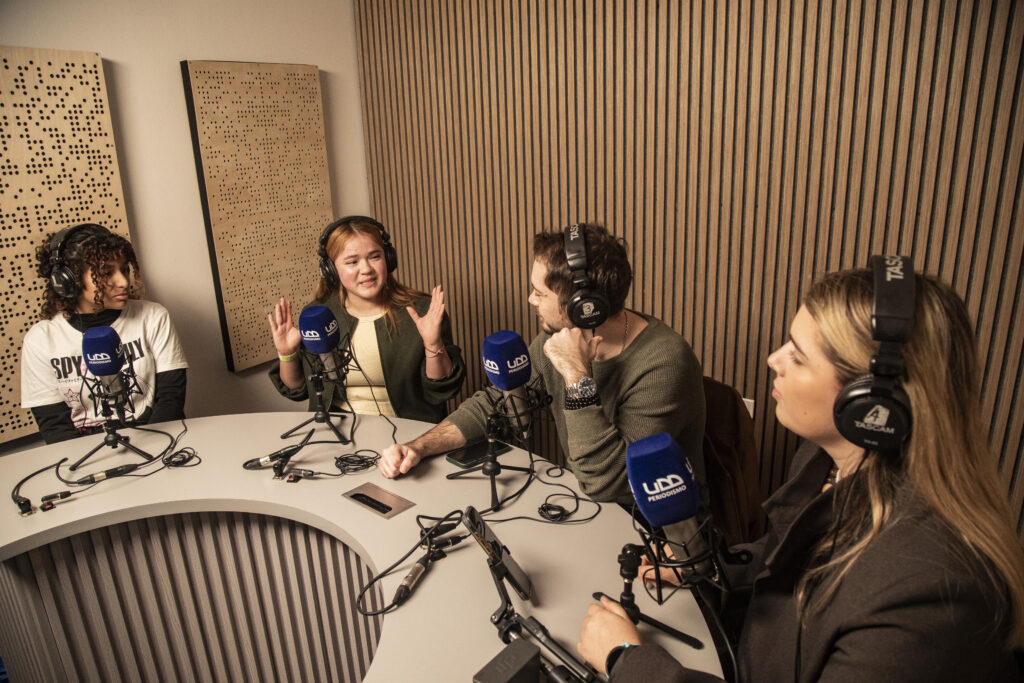 alumnos en estudio de podcast
