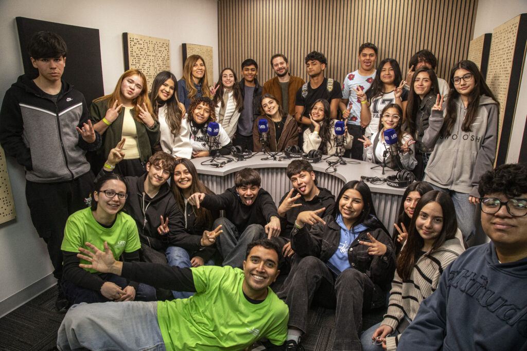 foto con profesor, equipo y estudiantes en actividad de admision
