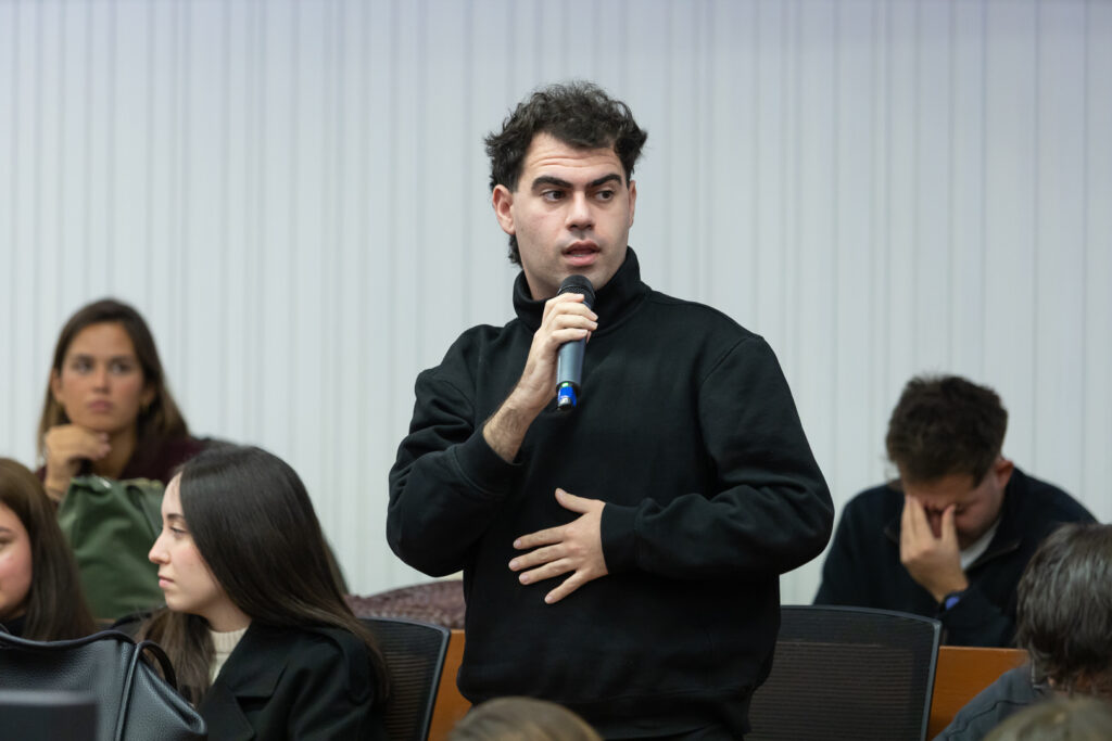 alumno haciendo una pregunta