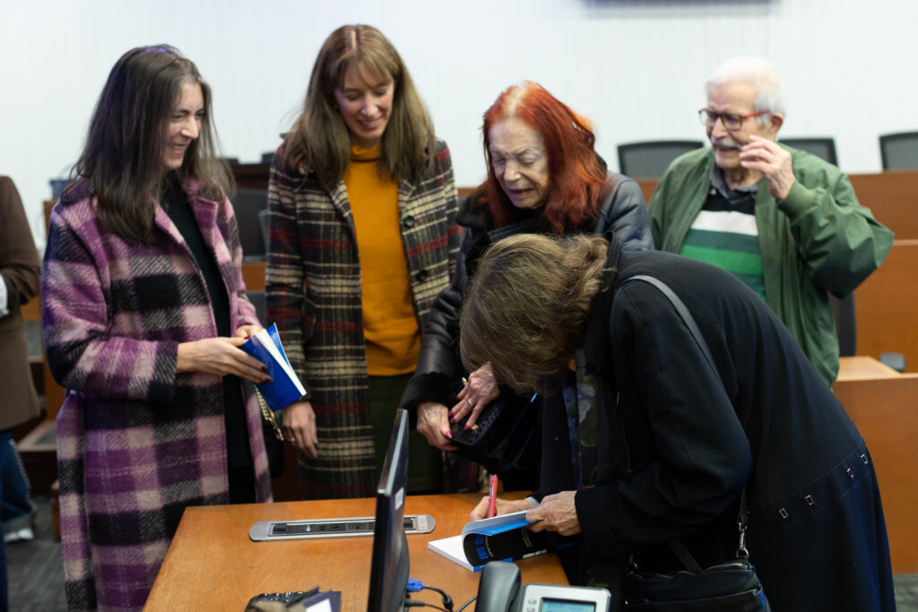 elizabeth subercaseaux firmando un libro