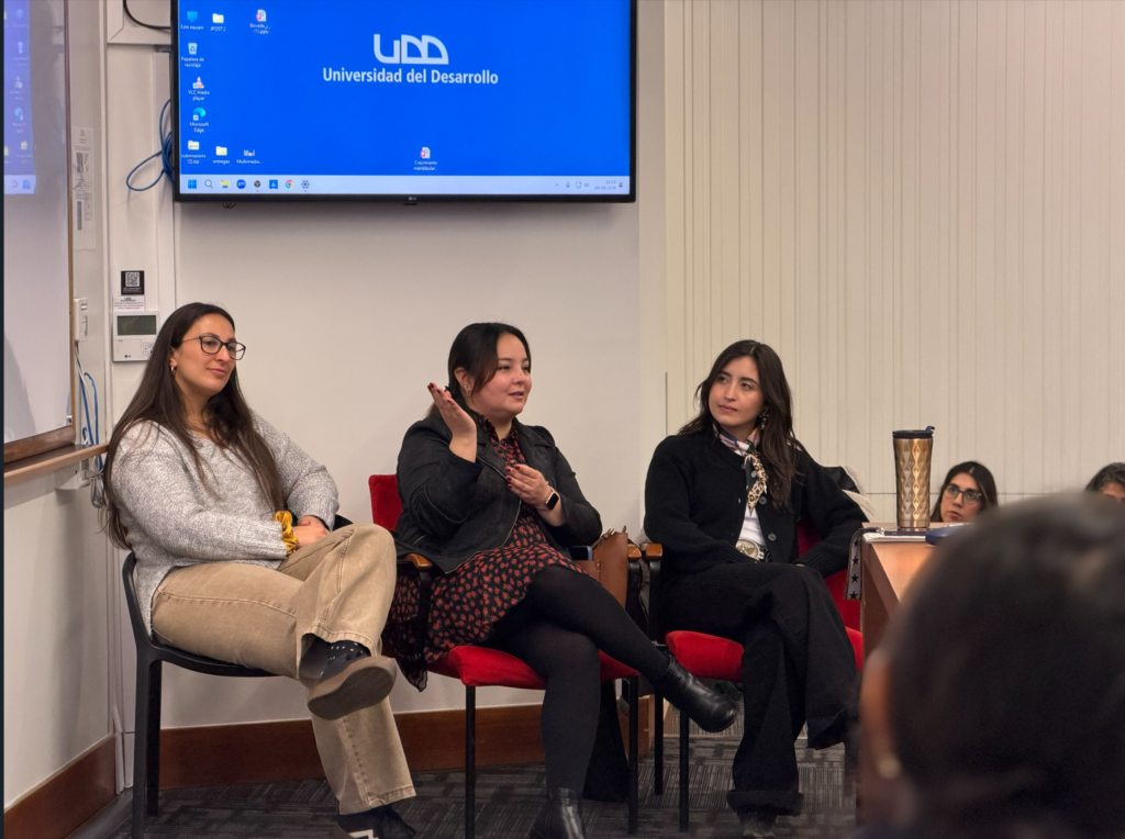 agencia raya presentando en la udd