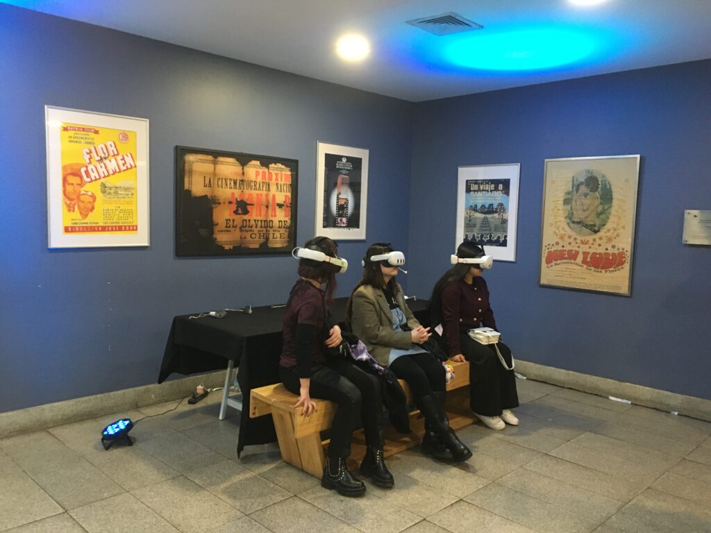 Estudiantes experimentando los cortos de realidad virtual de Cine y Comunicación Audiovisual UDD