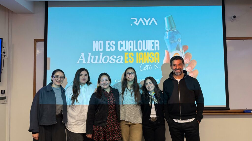 director de publicidad con personas de agencia raya