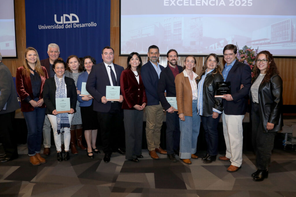 foto grupal de profesores de excelencia de la facultad de comunicaciones 2025